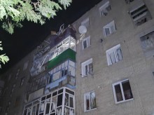 Пошкоджені балкони та вікна багатоповерхового будинку після ворожого обстрілу