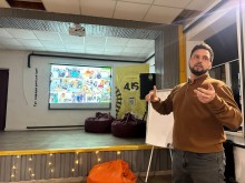 Учасник зустрічі емоційно розповідає про презентацію.