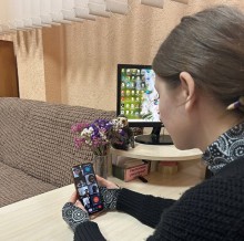 Бібліотекарка бере участь в онлайновому заході