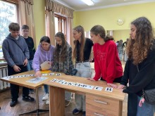 Діти розкладають листи паперу з літерами