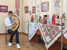 Хлопчик грає на музичному інструменті на відкритті виставки