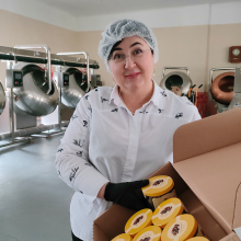 Наталія Адамова на підприємстві тримає кондитерську продукцію
