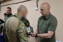 Вади Філашкін нагороджує спецпризначенця.