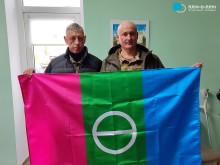 Ветерани тримають прапор Бахмутської громади.