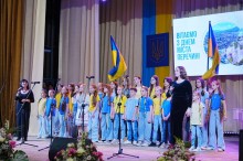 На сцені виступає дитячий колектив