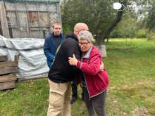 Начальник Часовоярської міської військової адміністрації Сергій Чаус, обіймає жінку похилого віку.