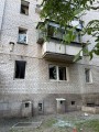 Вікна в під'їзді багатоквартирного бідинку, які вилетіли через обстріл.
