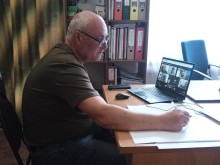 Начальник Удачненської селищної військової адміністрації Валерій Дугельний фіксує звернення мешканців громади для подальшого їх опрацювання та вирішення