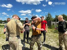 Інструктор з тактичної медицини перевіряє накладення турнікетів у учасників.