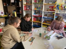 Вихованці Донецького обласного центру туризму та краєзнавства учнівської молоді під час заняття з малювання