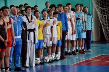 Учні та студенти Донецького обласного спеціалізованого фахового коледжу спортивного профілю ім. С. Бубки виконують гімн України