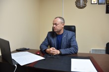 Заступник голови Донеччини Ігор Бойко,на нараді біля екрану монітора.