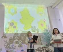 Хлопчик зачитує текст зі сцени