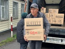 Представники Благодійної організації Благодійного фонду «GLOBAL EMPOWERMENT MISSION» GEM на постійній основі забезпечують мешканців Донеччини продуктовими наборами та питною водою, самостійно доставляючи допомогу у найвіддаленіші куточки області