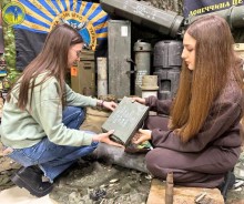 Двоє дівчат тримають у руках прилад для збиття ворожих дронів.