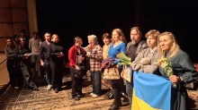 Глядачі піднялись на сцену після вистави для спілкування з акторами