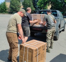 Військові вантажать генератор у автівку