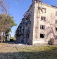 Пошкоджена багатоповерхівка після ворожого обстрілу
