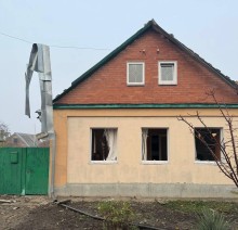 Будинок з вибитими вікнами після обстрілу