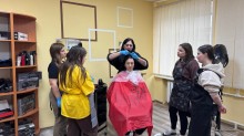 Здобувачі освіти за фахом "Перукар" відпрацьовують фахову майстерність на території новоствореного освітнього простору.