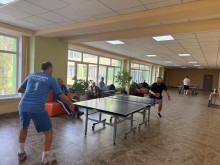 Чоловіки грають у настільний теніс