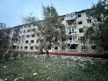 Пошкоджена багатоповерхова будівля після ворожого влучання