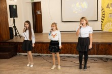 Три дівчини співають на сцені