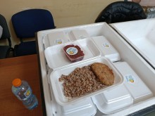 Неурядова некомерційна організація World Central Kitchin забезпечує мешканців Донеччини продуктовими наборами та гарячими обідами