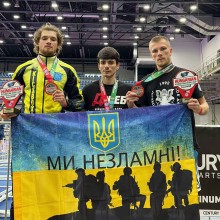 Кікбоксери Донеччини з нагородами Кубку світу в Будапешті тримають прапор України з надписом «Ми незламні!»
