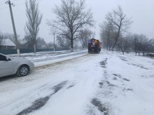 Техніка працює над посипкою автошляхів піско-сольовою сумішшю
