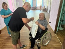 Начальник Часовоярської МВА Сергій Чаус спілкується з мешканцем громади в Уманському Будинку вееранів