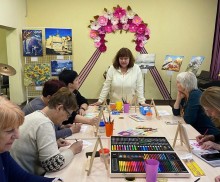 Учасники малюють власні картини на арт-терапії