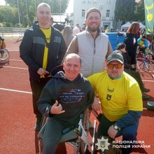 Спортсмен у інвалідному візку з групою підтримки