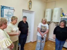 Робоча група спілкується з лікарем у медичному блоці