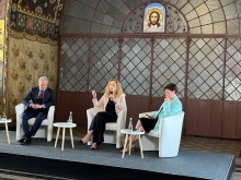 Учасники наради на панельній дискусії