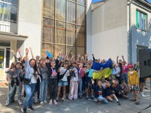 Команда дівчат змагається у грі зі збору жовтих та синіх кульок