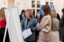 Вікторія Точена пише на дошці маркером під час роботи в підгрупах