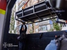 Піротехнік допмагає завантажити нерозірваний боєприпас