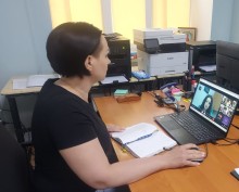 Фахівець військової адміністрації сидить за столом на семінарі слухаючи питання Державного архіву Донецької області