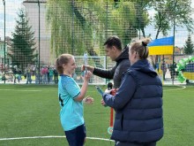 Дівчина отримує кубок на спортивних змаганнях