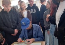 Майбутні електромонтери - учні Костянтинівського професійного училища працюють зі спеціальним обладнанням.