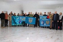 Спільне фото. Представники Селидівської громади,волонтери та військові. Попереду тримають прапори громад та військових частин.
