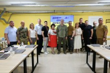 Представники Донеччини разом стоять під час зустрічі.