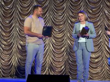 Очільниця культури Донеччини Вікторія Точена вручає лист подяки Кам'янець - Подільському міському голові Михайлу Посітку