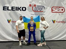 Срібний призер чемпіонату світу з жиму лежачи Максим Федін разом із тренерами Альоною та Олексієм Бичковими