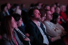 Учасники форуму сидять у залі.