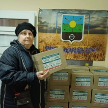 Переселенка з Донецької області отримала гуманітарну допомогу від БФ Братів Мкртчан в консультаційно-координаційному центрі підтримки населення Бахмутського району «Бахмутський район єднає» у м. Дніпро