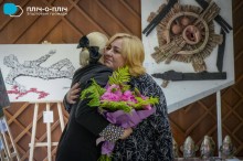 Обійми та слова подяки отримує організаторка. Шанувальниця міцно обіймає
