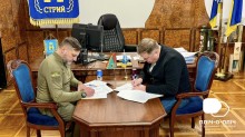 Начальник Авдіївської МВА Віталій Барабаш та  голова Стрийської міської ради Олег Канівець підписують меморандум про співпрацю між Авдіївською та Стрийською громадами
