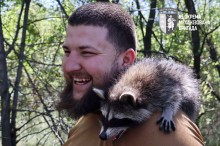 Єнот Моллі на плечі військового